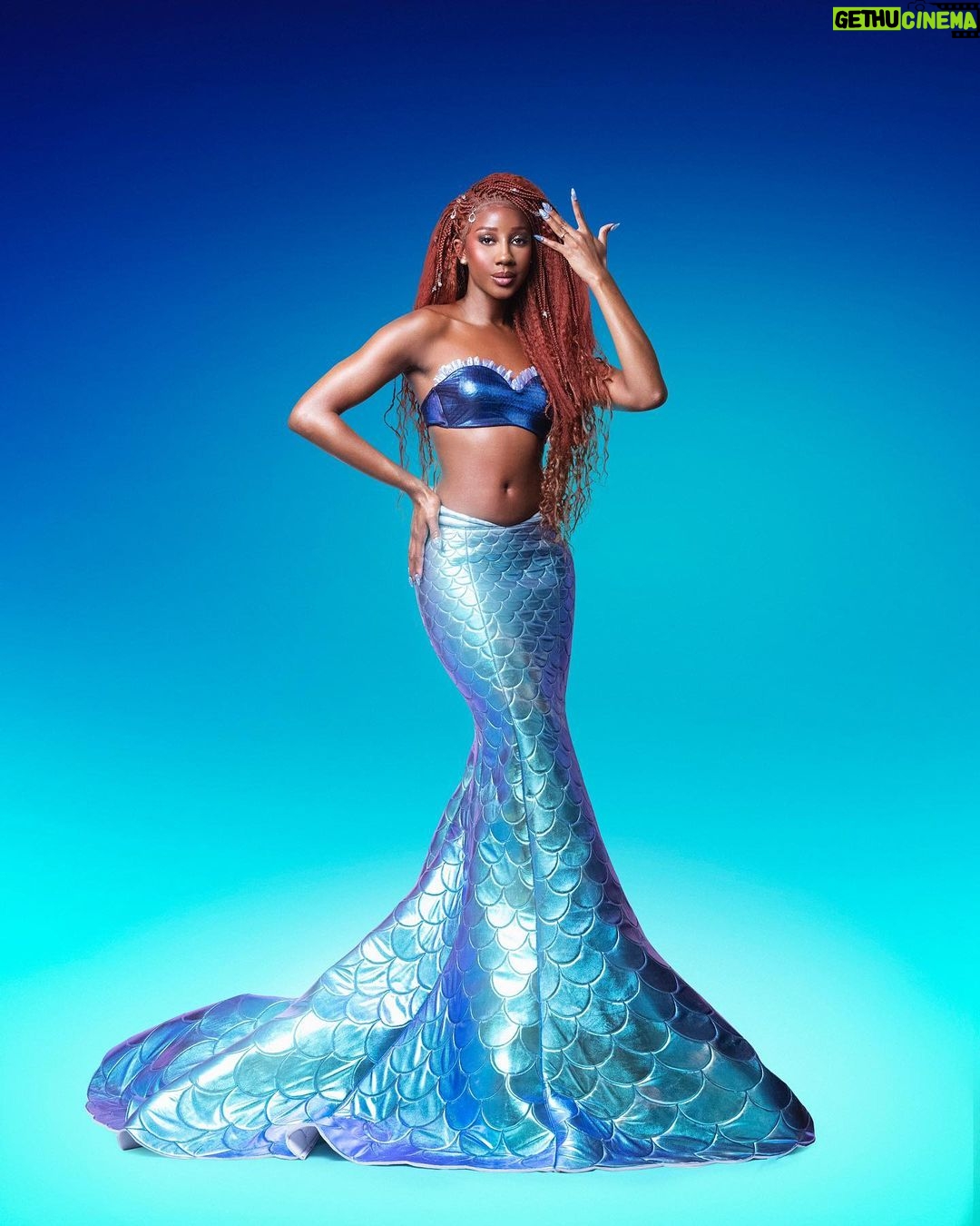 Camilla de Lucas - 1 Million Likes - A PEQUENA SEREIA ✨🧜🏾♀️
Esse ano o meu look é super especial! Hoje resgato direto do fundo do mar carregado de nostalgia, diversidade e protagonismo negro, para o #bailedavogue a convite da @disneystudiosbr.
A Pequena Sereia estreia com um live action dia 25/05 nos cinemas. E sob o tema "Sonho de uma noite de verão",
O verão carioca sempre nos conectou ao clima de praia, mar, e principalmente ao fato de ser uma das fantasias mais usadas no Carnaval carioca.. E já que o baile é de Carnaval e por amar o MAR.. é assim que me sinto, sereia.
#APequenaSereia #Publicidade
Stylist: @erickmaia
Beauty: @bylucasalmeida
Hair: @maiaboitrago
Foto: @ernnacost