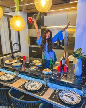 Camilla de Lucas Instagram - cinéfilo ou não, todo mundo conhece a última cena do post 😂 deu até saudade de uma festa no @bbb! aproveitando a festa Casa Nova do @quintoandar, preparei aqui um Open House porque a minha casinha estava merecendo 💜 nossos sonhos precisam ser celebrados SEMPRE!
ps: o Quinto Andar está pagando mil reais no primeiro aluguel para os 50 primeiros que fecharem contrato! deixei um link nos meus stories com mais informações. #QuintoAndarNoBBB #BBB23