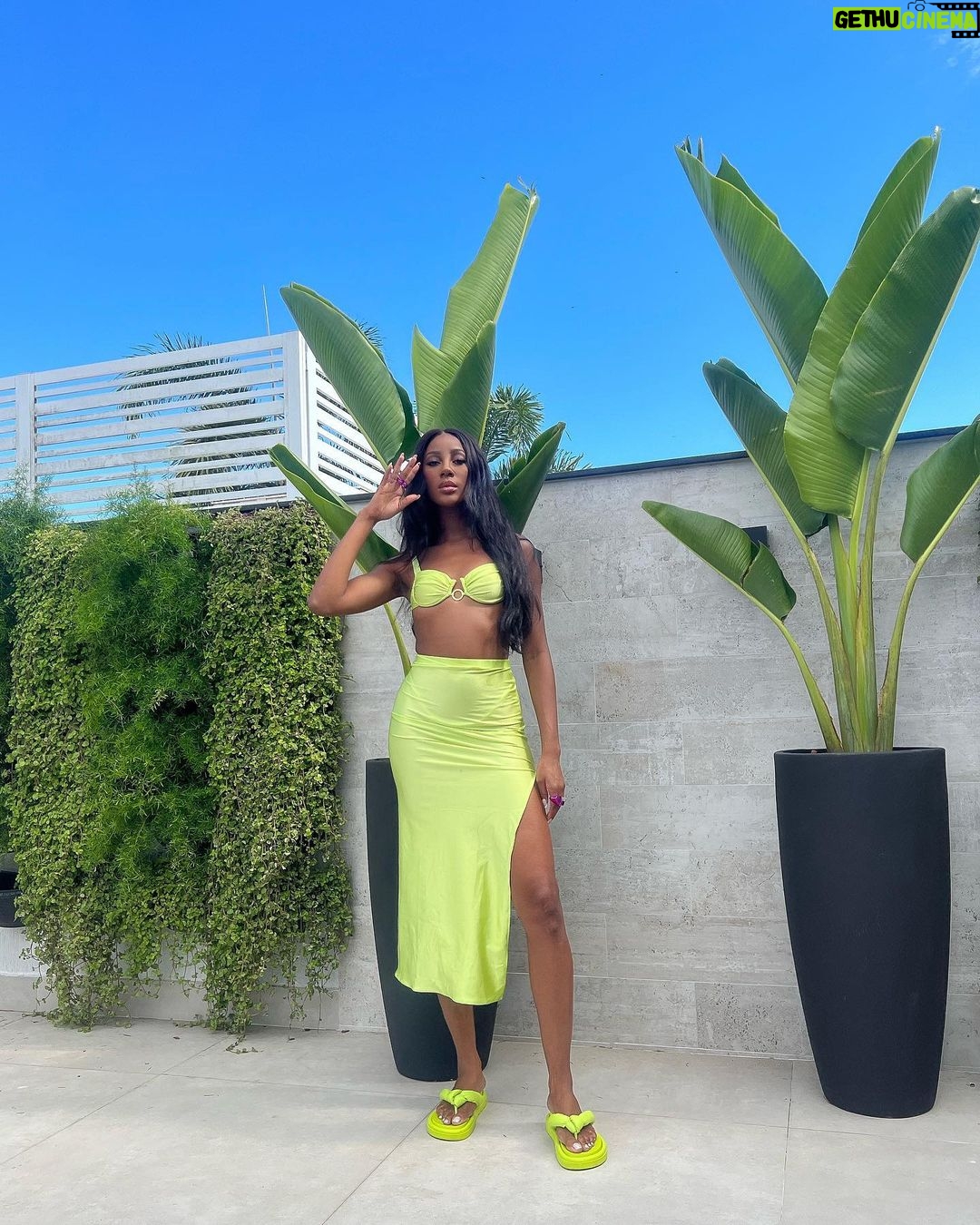 Camilla de Lucas Instagram - sem dúvidas de que minha cor é VERDE! Qual a sua? 🍀🍏🥑🧃🪀