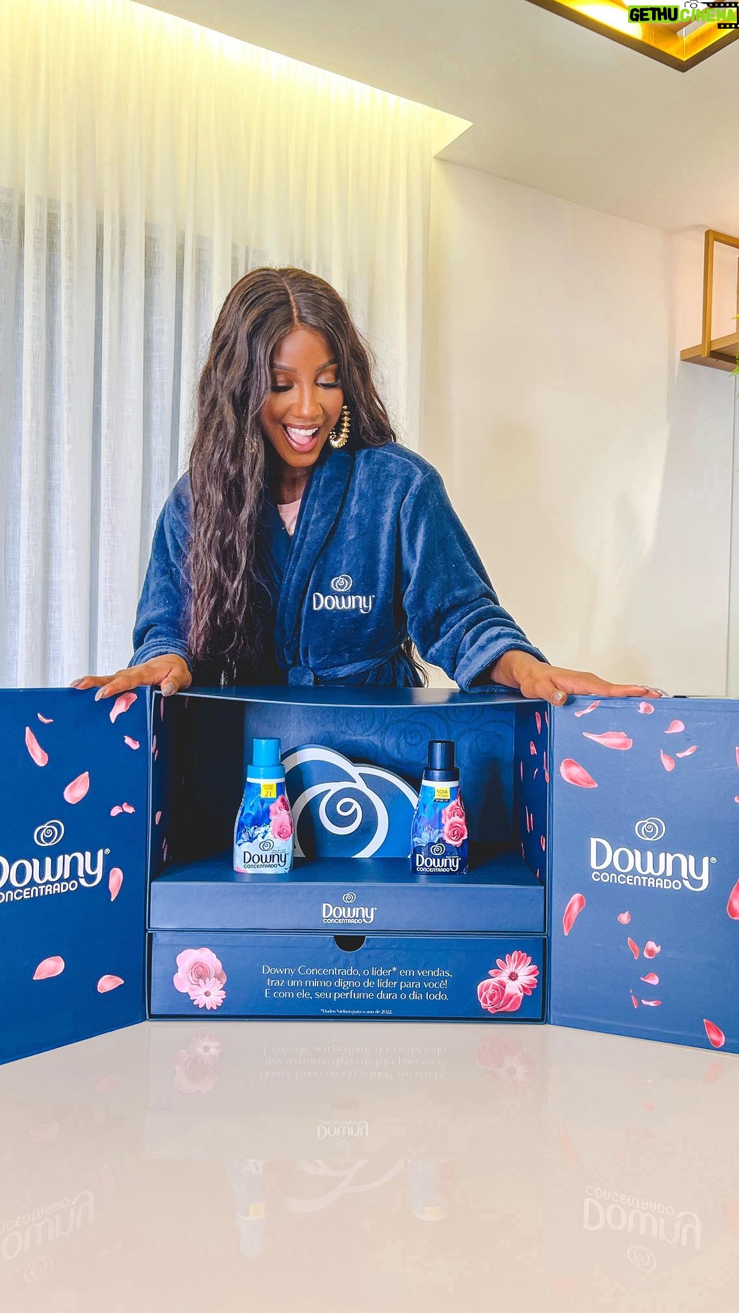 Camilla de Lucas Instagram - E como manda o mood dos próximos dias... já coloquei meu digníssimo roupão de @downybrasil pq os momentos mais perfumados do Brasil estão chegando!!! 🥵 Alguém mais na ansiedade por aí? #publicidade