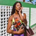 Camilla de Lucas Instagram - Então pega esse estoque de barras de chocolate Hershey’s da gata! 🤪 EU AMOOO! 🫰🏾 Mas é claro que isso não seria atoa e só podia fazer parte de uma ação muito maior! Nesta Páscoa, @hersheysbr se uniu ao Gastronomia Periférica, e a qualquer pedido realizado no e-commerce da marca* originará a doação de 1 barra Hershey’s para o negócio social. Afinal, a Páscoa esta aí para nos deliciarmos mas também para criar momentos de reflexão e conexão com quem amamos! 💖 #ChocolateQueTransforma