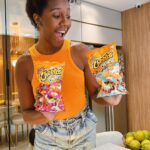 Camilla de Lucas Instagram - @cheetos_brasil aiai, sei nem o que falar.. só comer e agradecer pelo Cheetos®️ Crunchy ter chegado em terras brasileiras e salvado esse rolê! 😂🙏 #publicidade #ChegouCheetosCrunchy