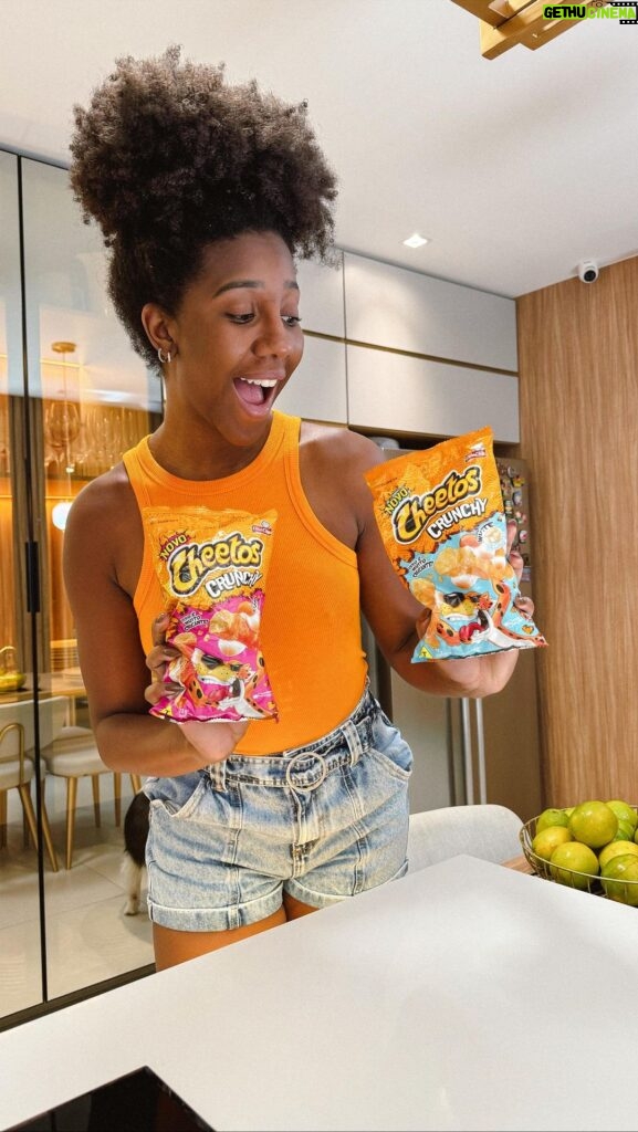 Camilla de Lucas Instagram - @cheetos_brasil aiai, sei nem o que falar.. só comer e agradecer pelo Cheetos®️ Crunchy ter chegado em terras brasileiras e salvado esse rolê! 😂🙏 #publicidade #ChegouCheetosCrunchy