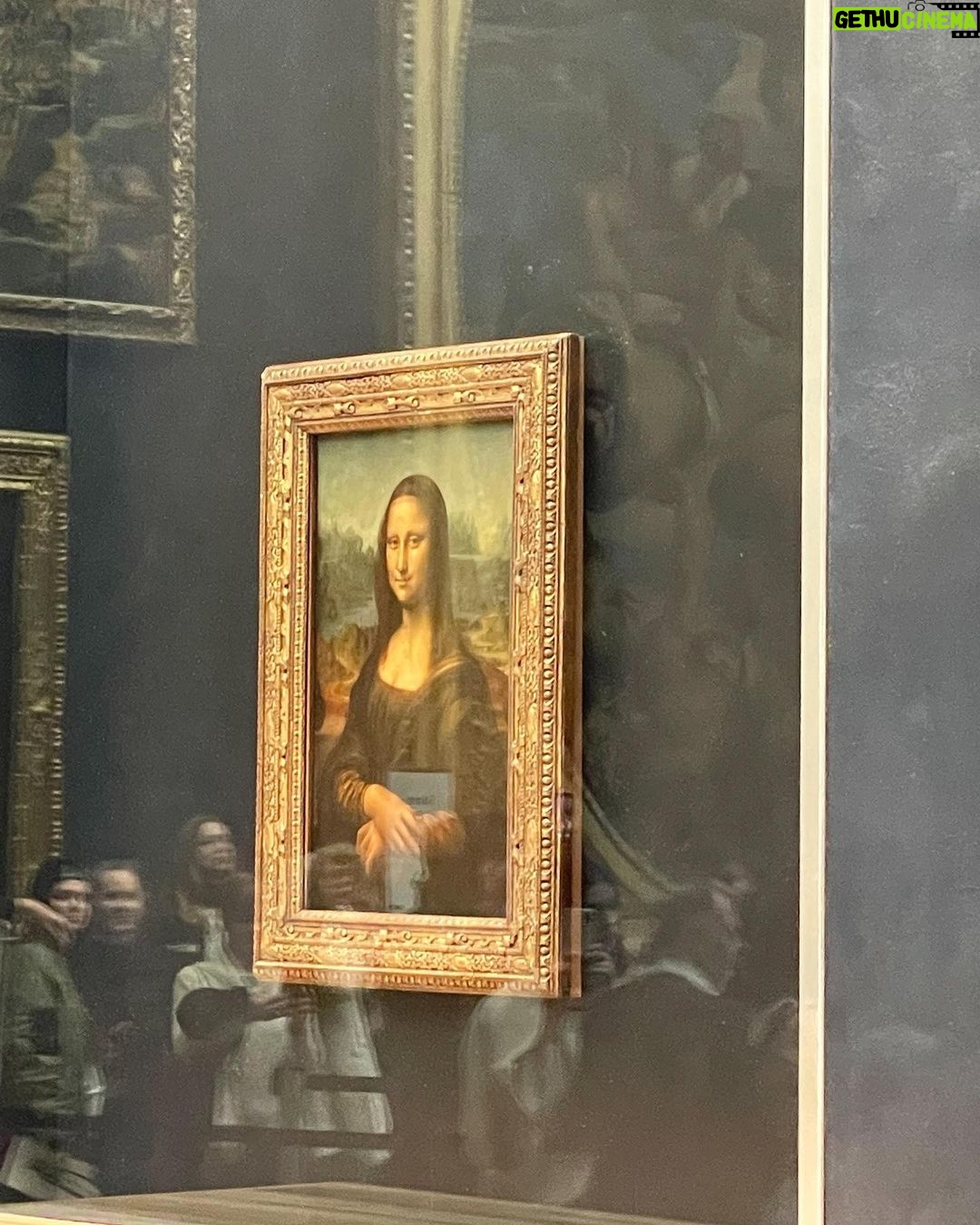 Camilla de Lucas Instagram - Gente, a Mona Lisa é minúscula porém cheia de fãs. Já posso dizer que vi o que da Vinci aprontou lá em 1.500 Louvre Museum Paris
