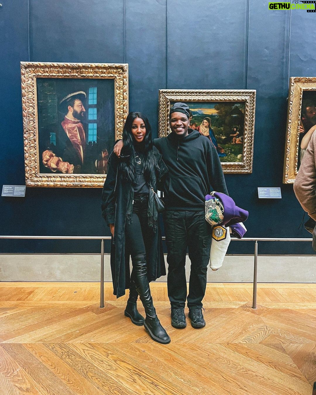 Camilla de Lucas Instagram - Gente, a Mona Lisa é minúscula porém cheia de fãs. Já posso dizer que vi o que da Vinci aprontou lá em 1.500 Louvre Museum Paris