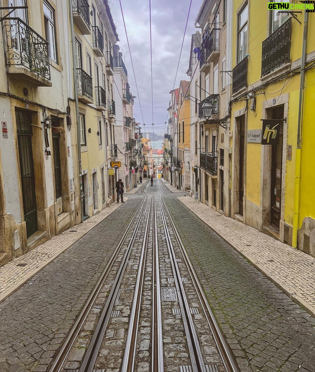Camilla de Lucas Instagram - como as bloguers batem perna em lisboa de salto? juro, das 13:00 as 22:00 s贸 andando. Aqui foi rol锚 vibe de moradora 馃嚨馃嚬 Lisbon, Portugal