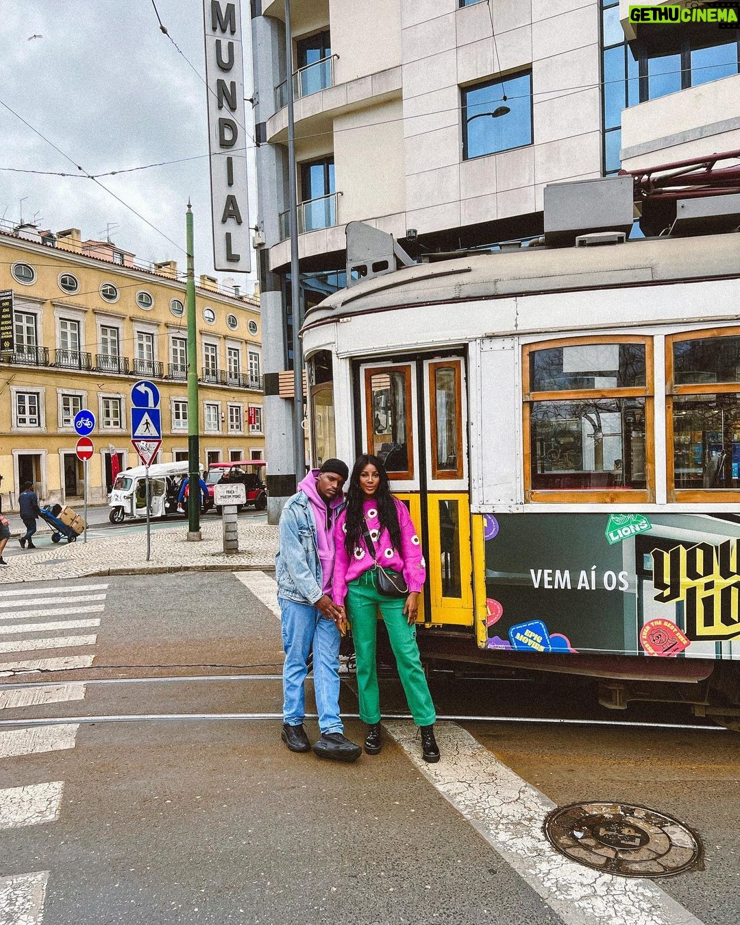 Camilla de Lucas Instagram - Finalmente férias onde jamais imaginávamos estar :))) Quem vê até pensa que estava comportada aqui hahaha! Lisbon, Portugal