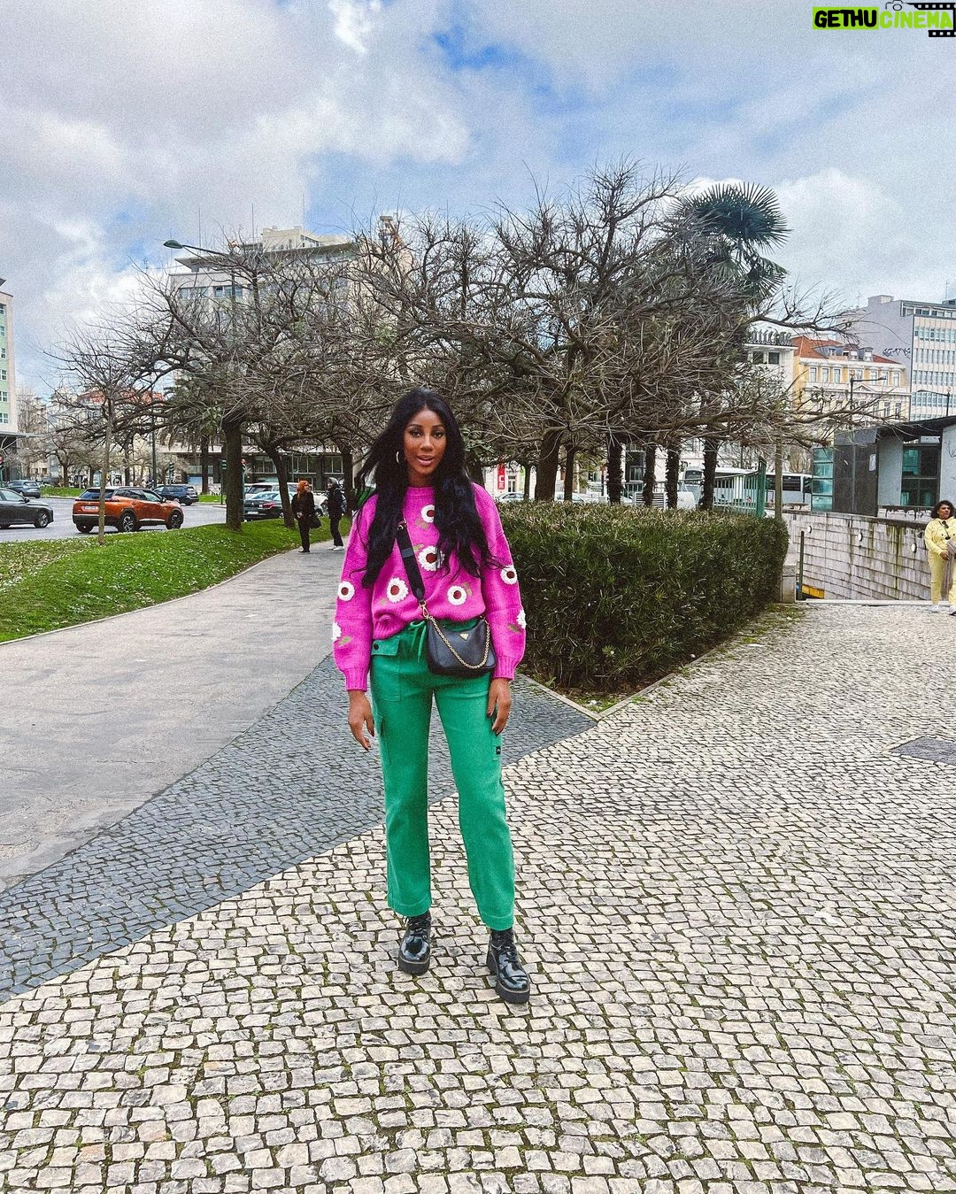 Camilla de Lucas Instagram - Finalmente férias onde jamais imaginávamos estar :))) Quem vê até pensa que estava comportada aqui hahaha! Lisbon, Portugal
