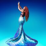 Camilla de Lucas Instagram - A PEQUENA SEREIA ✨🧜🏾‍♀️ Esse ano o meu look é super especial! Hoje resgato direto do fundo do mar carregado de nostalgia, diversidade e protagonismo negro, para o #bailedavogue a convite da @disneystudiosbr. A Pequena Sereia estreia com um live action dia 25/05 nos cinemas. E sob o tema "Sonho de uma noite de verão", O verão carioca sempre nos conectou ao clima de praia, mar, e principalmente ao fato de ser uma das fantasias mais usadas no Carnaval carioca.. E já que o baile é de Carnaval e por amar o MAR.. é assim que me sinto, sereia. #APequenaSereia #Publicidade Stylist: @erickmaia Beauty: @bylucasalmeida Hair: @maiaboitrago Foto: @ernnacost