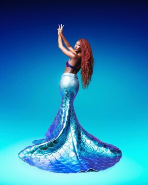 Camilla de Lucas Instagram - A PEQUENA SEREIA ✨🧜🏾‍♀️

Esse ano o meu look é super especial! Hoje resgato direto do fundo do mar carregado de nostalgia, diversidade e protagonismo negro, para o #bailedavogue a convite da @disneystudiosbr. 

A Pequena Sereia estreia com um live action dia 25/05 nos cinemas. E sob o tema "Sonho de uma noite de verão",

O verão carioca sempre nos conectou ao clima de praia, mar, e principalmente ao fato de ser uma das fantasias mais usadas no Carnaval carioca.. E já que o baile é de Carnaval e por amar o MAR.. é assim que me sinto, sereia.

#APequenaSereia #Publicidade

Stylist: @erickmaia 
Beauty: @bylucasalmeida 
Hair: @maiaboitrago 
Foto: @ernnacost
