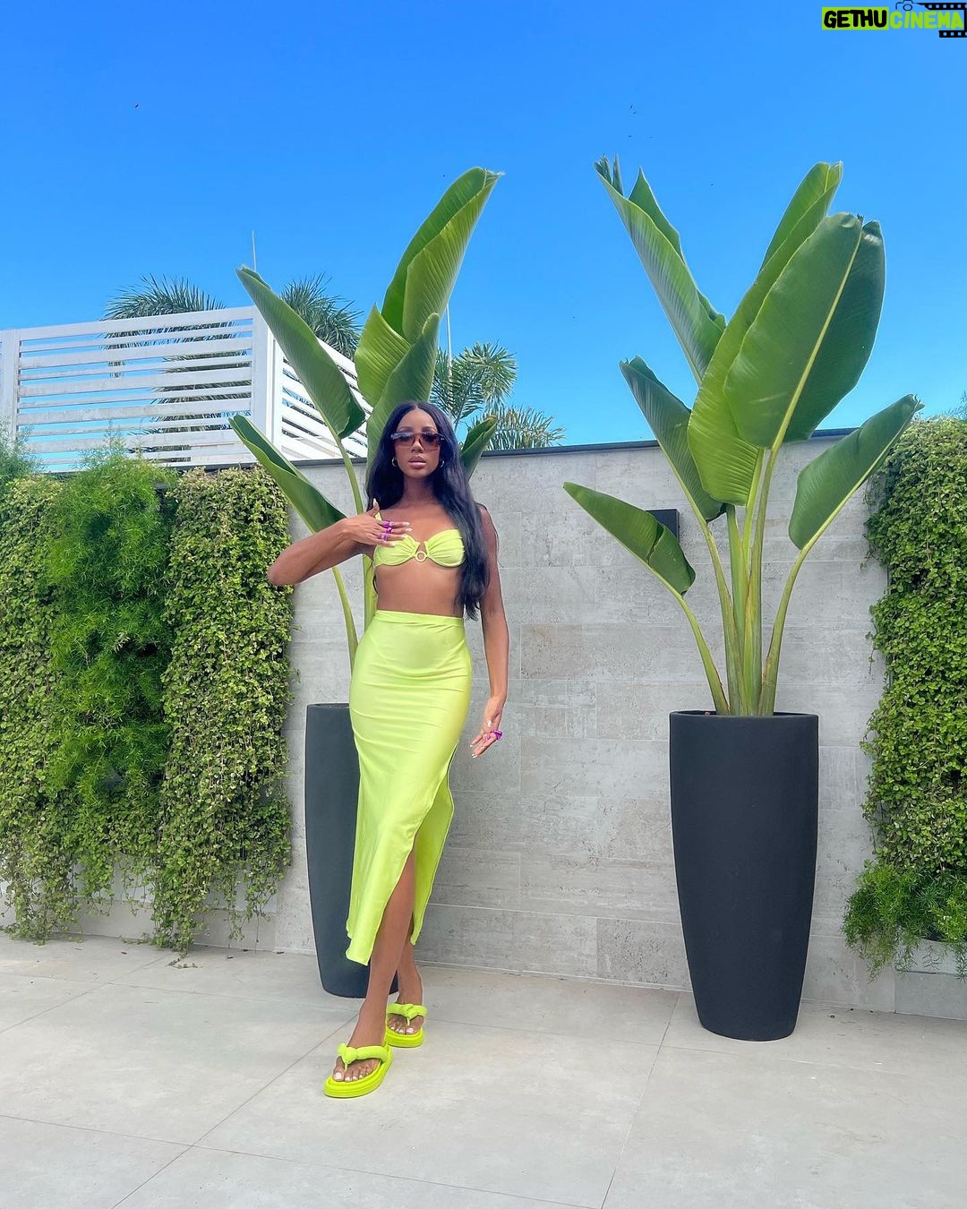 Camilla de Lucas Instagram - sem dúvidas de que minha cor é VERDE! Qual a sua? 🍀🍏🥑🧃🪀