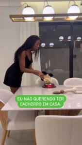 Camilla de Lucas Instagram - QUEM NUNCA? 😂😂 É galera, não tem jeito! Oficialmente mamãe de pet e obcecada pelo Barth haha! @blecaute27