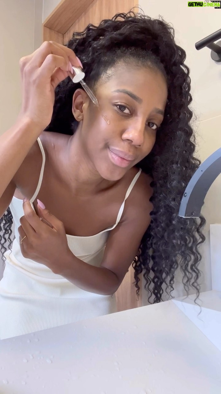 Camilla de Lucas Instagram - E pra essa correria de hoje, já criou seu momentinho do dia aí? 🧖🏿♀️💤 por aqui, partilho do pensamento que: entre tantas BOs da vida adulta (q ás vezes insisto em imaginar q não tenho), ter que se preocupar com oleosidade não é nem de longe uma opção! 🥲😄 Em apenas 4 passos @lorealparis que tá na Black Friday cheia de descontos resolve os seus problemas com produtos de altíssima eficácia e validados com dermatologistas. #BlackFridayLorealParis #RevitaliftHialuronico #DuploPoderRevitalift #RotinaAntiOleosidade publicidade