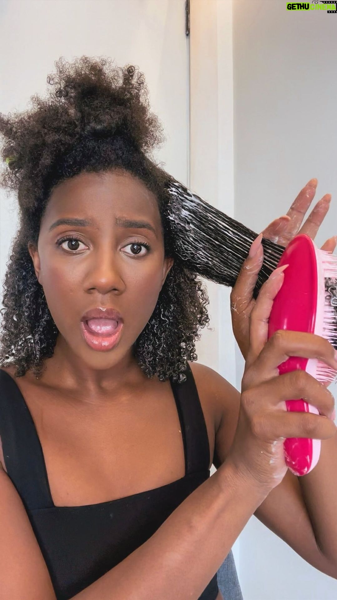 Camilla de Lucas Instagram - E vamos de mais um vídeo testando produtos e dessa vez os lançamentos de @koleneoficial. Ativador de cachos vinagre de maçã, óleo nutritivo e o tão aguardado spray day after. Será que estão aprovados? ✨💖 #publicidade