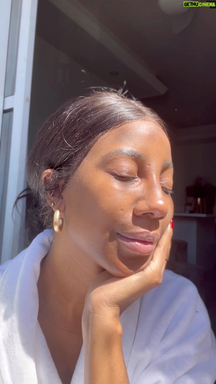 Camilla de Lucas Instagram - É OFICIAL! Entrei para o time de embaixadoras de @lorealparis e da NOVA linha Revitalift Hialurônico 8h Antioleosidade. ✨ E eu tô super feliz que eu já cheguei trazendo a dupla perfeita para uma pele incrível! Novo Gel de Limpeza Profunda Revitalift Hialurônico 8h Antioleosidade e o Novo Gel-creme Preenchedor Revitalift Hialurônico 8h Antioleosidade com textura ultraleve. E como tudo que envolve L’Oréal Paris, envolve ciência, as fórmulas são desenvolvida por cientistas de L’Oréal Paris e validadas com dermatologistas. #DuploPoder #DuploPoderRevitalift
