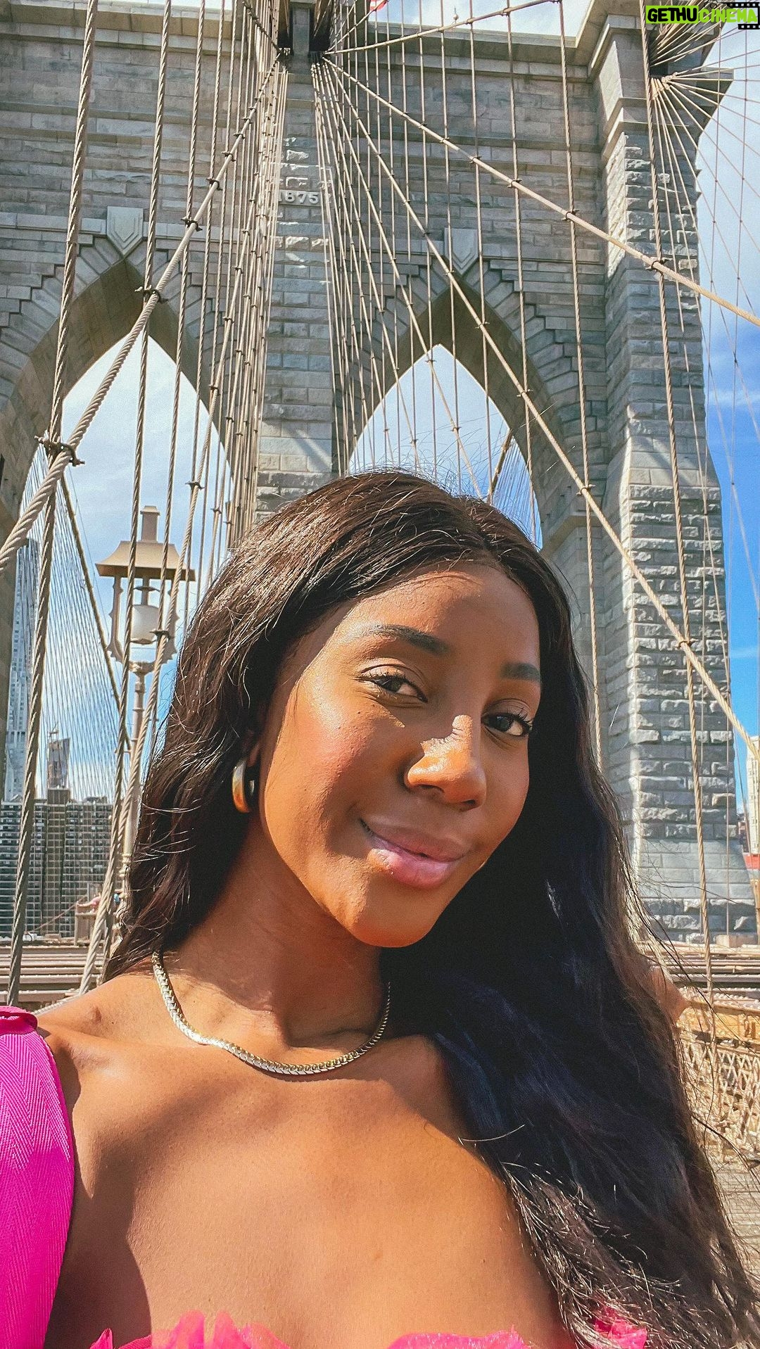 Camilla de Lucas Instagram - Se Deus fizer tudo o que você pede, não tem como ele te surpreender! E aqui estou, vivendo um sonho, primeiro NEW YORK FASHION WEEK 💖✨