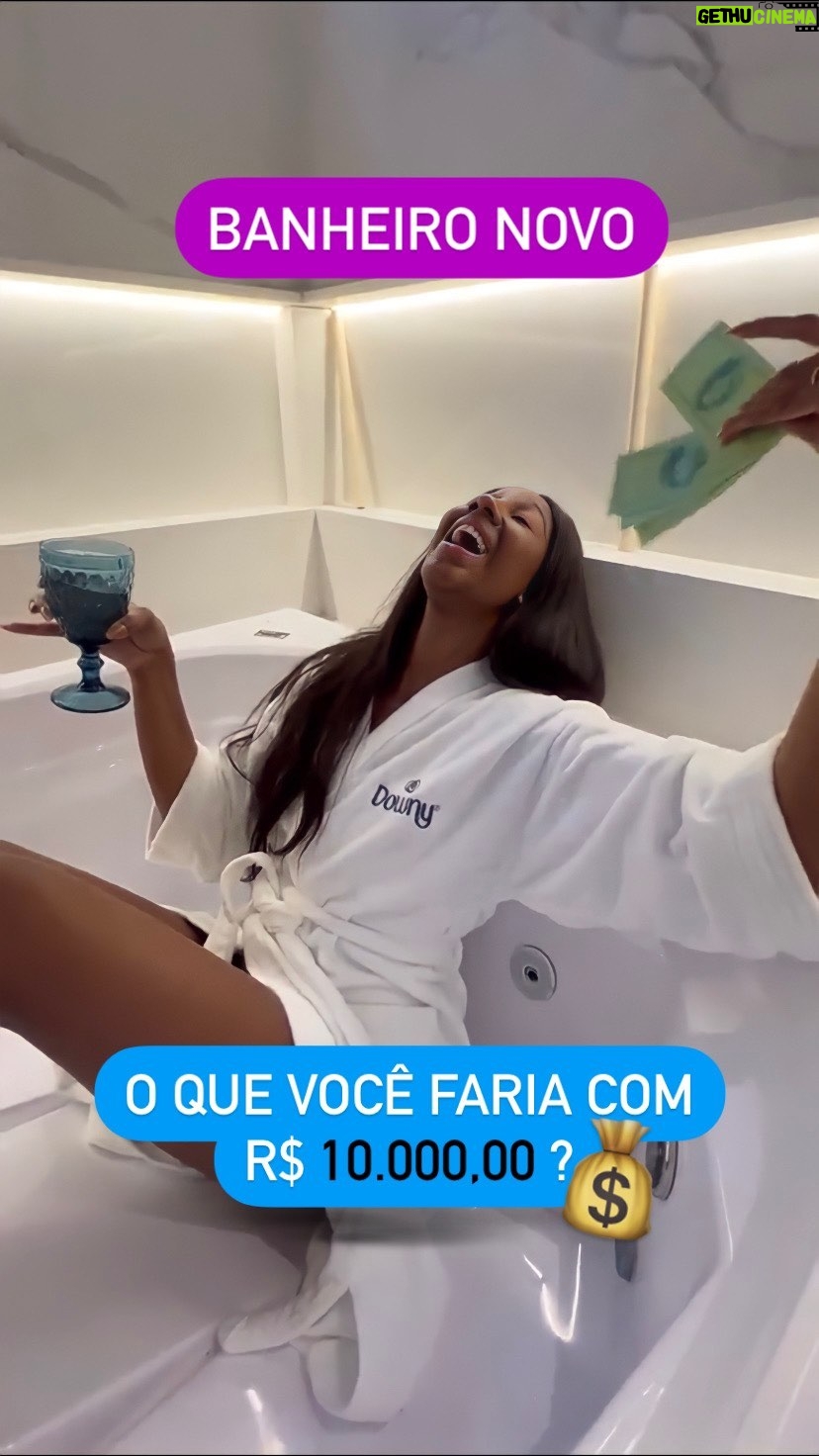 Camilla de Lucas Instagram - Tá sentindo esse perfume que rende prêmios? É óbvio que é de Downy né meu amor. A nova promo Perfume que Rende prêmios ta premiando muuuuita gente com até R$ 500 todo dia e R$10 mil toda semana. É só comprar duas unidades de Downy ou Ariel, se cadastrar no site downyrendepremios.com.br e cruzar os dedinhos! 🤞🏽💫 #DownyRendePremios