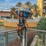 Camilla de Lucas Instagram - Finalmente CHEGUEI!!! 😭💖 Quem acompanhou a tour até Orlando? Mas valeu a pena! Vim a convite da @universaldestinationsbrasil Já cheguei visitando os 2 parques da Universal: o Universal Studios Florida e o Universal Islands of Adventure. A melhor parte é que pegamos o Unlimited Express Pass, um ticket que permite que pule as filas regulares na maior parte das atrações. COMPENSA MUITO PARA ENTRAR RÁPIDO NOS BRINQUEDOS. Óbvio que fiquei encantada com Wizarding World of Harty Potter, vou fazer um reels com dicas exclusivas com as melhores partes. Mas quem vier pra cá não pode deixar de ir na montanha russa do Hulk, Velocicoaster que é a da Jurassic, a da Múmia eu gritei MUITO! O simulador do ET Adventure, todas as atrações dos Minions, simulador dos Simpsons, a Hollywood Rip Ride Rockit eu arreguei! Meus amigos foram e AMARAM! Assim, façam o máximo que puderem! Tem atrações incríveis até pra quem tem medo de montanha russa. 😂😂😂 Universal Orlando Resort