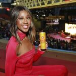Camilla de Lucas Instagram - Cadê os seguidores de Salvador? 🙋🏾‍♀️ Ontem a noite foi repleta de música boa e artistas incríveis em celebração ao Dia da Consciência Negra, que vai muito além de somente um dia. É uma reflexão diária sobre a importância de garantir a nossa visibilidade e igualdade. É #TudoNosso, e vamos entrar pela porta da frente. Obrigada pelo convite, @devassa. ✊🏾💛 #TudoNossoDevassa #BebaComModeração