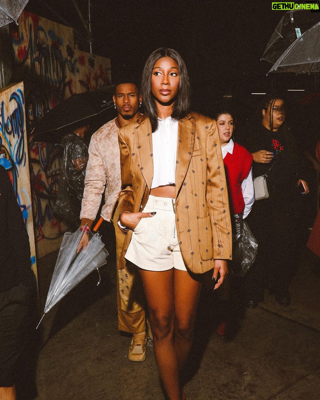 Camilla de Lucas Instagram - primeiro fashion week com @tommyhilfiger. A mami estreou tudo nesse look! 💙❤️