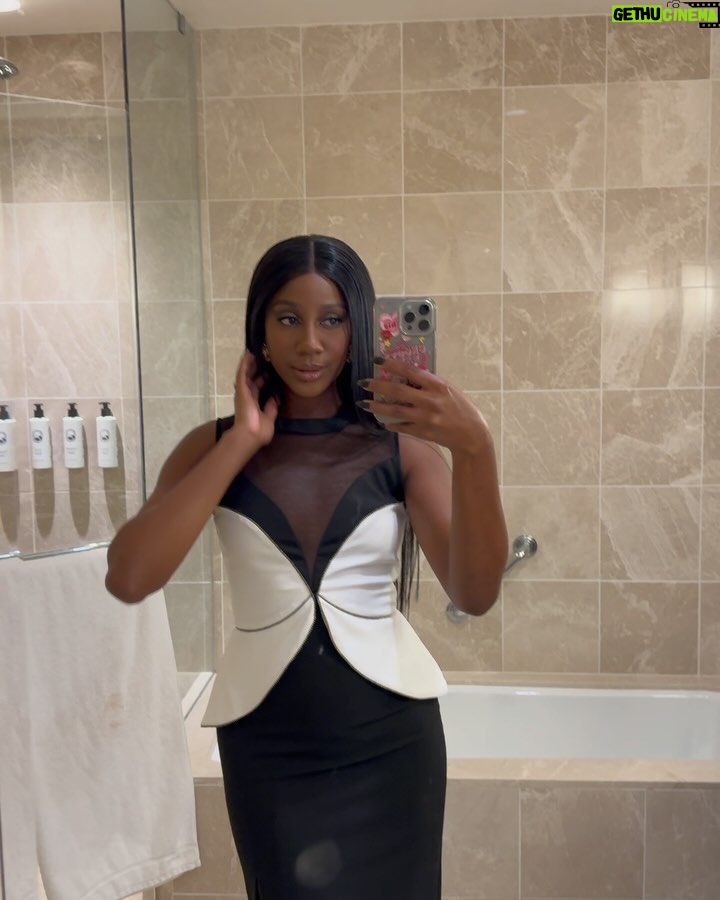 Camilla de Lucas Instagram - As que se inspiram na NAOMI… 🩷🛍️💖💸