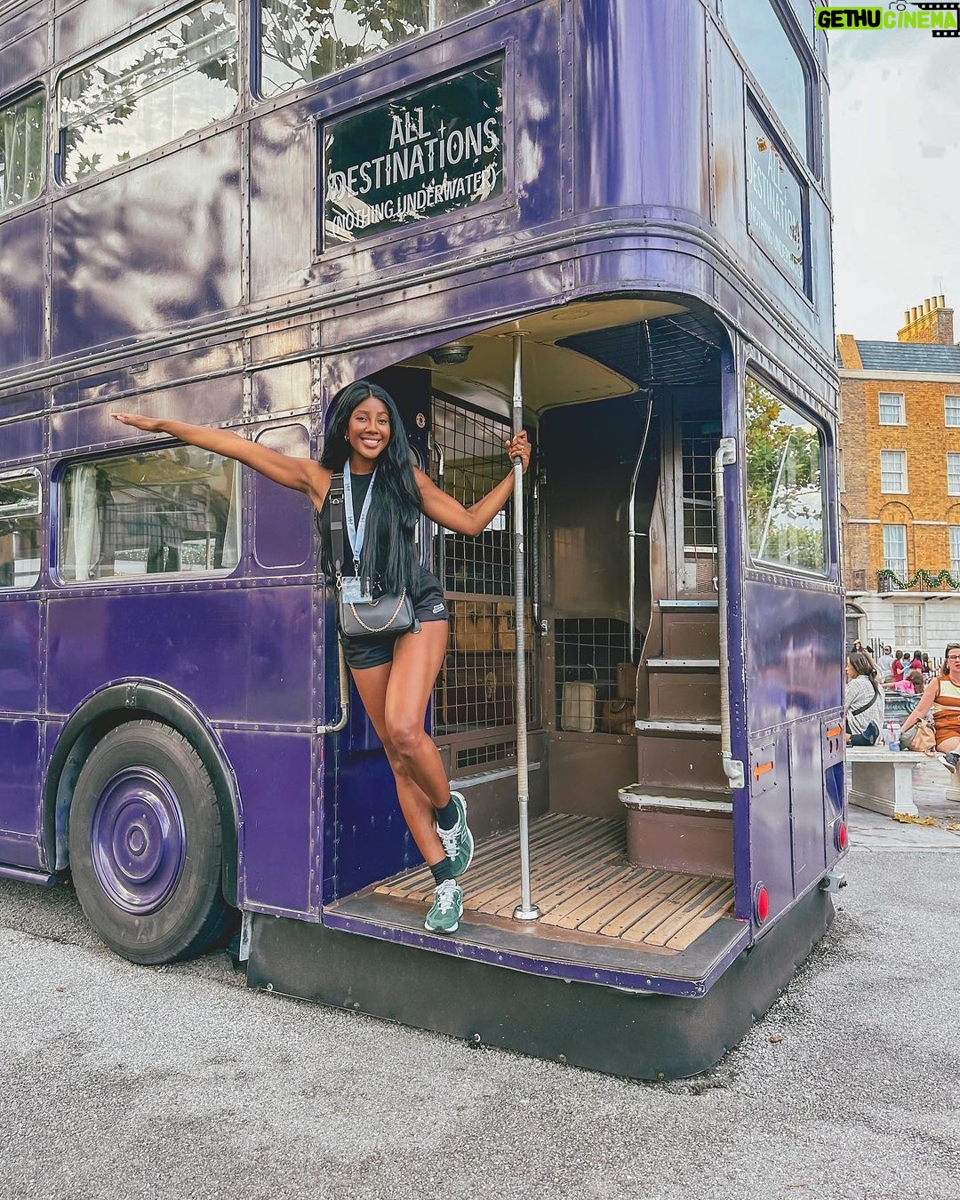 Camilla de Lucas Instagram - Finalmente CHEGUEI!!! 😭💖 Quem acompanhou a tour até Orlando? Mas valeu a pena! Vim a convite da @universaldestinationsbrasil Já cheguei visitando os 2 parques da Universal: o Universal Studios Florida e o Universal Islands of Adventure. A melhor parte é que pegamos o Unlimited Express Pass, um ticket que permite que pule as filas regulares na maior parte das atrações. COMPENSA MUITO PARA ENTRAR RÁPIDO NOS BRINQUEDOS. Óbvio que fiquei encantada com Wizarding World of Harty Potter, vou fazer um reels com dicas exclusivas com as melhores partes. Mas quem vier pra cá não pode deixar de ir na montanha russa do Hulk, Velocicoaster que é a da Jurassic, a da Múmia eu gritei MUITO! O simulador do ET Adventure, todas as atrações dos Minions, simulador dos Simpsons, a Hollywood Rip Ride Rockit eu arreguei! Meus amigos foram e AMARAM! Assim, façam o máximo que puderem! Tem atrações incríveis até pra quem tem medo de montanha russa. 😂😂😂 Universal Orlando Resort