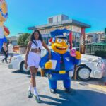 Camilla de Lucas Instagram - Finalmente CHEGUEI!!! 😭💖 Quem acompanhou a tour até Orlando? Mas valeu a pena! Vim a convite da @universaldestinationsbrasil Já cheguei visitando os 2 parques da Universal: o Universal Studios Florida e o Universal Islands of Adventure. A melhor parte é que pegamos o Unlimited Express Pass, um ticket que permite que pule as filas regulares na maior parte das atrações. COMPENSA MUITO PARA ENTRAR RÁPIDO NOS BRINQUEDOS. Óbvio que fiquei encantada com Wizarding World of Harty Potter, vou fazer um reels com dicas exclusivas com as melhores partes. Mas quem vier pra cá não pode deixar de ir na montanha russa do Hulk, Velocicoaster que é a da Jurassic, a da Múmia eu gritei MUITO! O simulador do ET Adventure, todas as atrações dos Minions, simulador dos Simpsons, a Hollywood Rip Ride Rockit eu arreguei! Meus amigos foram e AMARAM! Assim, façam o máximo que puderem! Tem atrações incríveis até pra quem tem medo de montanha russa. 😂😂😂 Universal Orlando Resort
