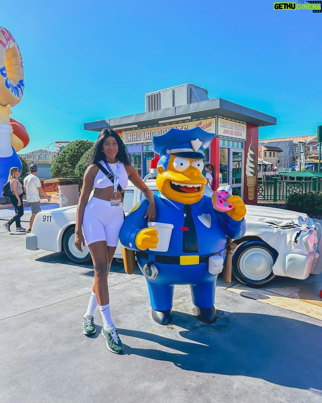 Camilla de Lucas Instagram - Finalmente CHEGUEI!!! 😭💖 Quem acompanhou a tour até Orlando? Mas valeu a pena! Vim a convite da @universaldestinationsbrasil Já cheguei visitando os 2 parques da Universal: o Universal Studios Florida e o Universal Islands of Adventure. A melhor parte é que pegamos o Unlimited Express Pass, um ticket que permite que pule as filas regulares na maior parte das atrações. COMPENSA MUITO PARA ENTRAR RÁPIDO NOS BRINQUEDOS. Óbvio que fiquei encantada com Wizarding World of Harty Potter, vou fazer um reels com dicas exclusivas com as melhores partes. Mas quem vier pra cá não pode deixar de ir na montanha russa do Hulk, Velocicoaster que é a da Jurassic, a da Múmia eu gritei MUITO! O simulador do ET Adventure, todas as atrações dos Minions, simulador dos Simpsons, a Hollywood Rip Ride Rockit eu arreguei! Meus amigos foram e AMARAM! Assim, façam o máximo que puderem! Tem atrações incríveis até pra quem tem medo de montanha russa. 😂😂😂 Universal Orlando Resort