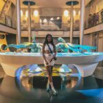 Camilla de Lucas Instagram - Finalmente CHEGUEI!!! 😭💖 Quem acompanhou a tour até Orlando? Mas valeu a pena! Vim a convite da @universaldestinationsbrasil Já cheguei visitando os 2 parques da Universal: o Universal Studios Florida e o Universal Islands of Adventure. A melhor parte é que pegamos o Unlimited Express Pass, um ticket que permite que pule as filas regulares na maior parte das atrações. COMPENSA MUITO PARA ENTRAR RÁPIDO NOS BRINQUEDOS. Óbvio que fiquei encantada com Wizarding World of Harty Potter, vou fazer um reels com dicas exclusivas com as melhores partes. Mas quem vier pra cá não pode deixar de ir na montanha russa do Hulk, Velocicoaster que é a da Jurassic, a da Múmia eu gritei MUITO! O simulador do ET Adventure, todas as atrações dos Minions, simulador dos Simpsons, a Hollywood Rip Ride Rockit eu arreguei! Meus amigos foram e AMARAM! Assim, façam o máximo que puderem! Tem atrações incríveis até pra quem tem medo de montanha russa. 😂😂😂 Universal Orlando Resort