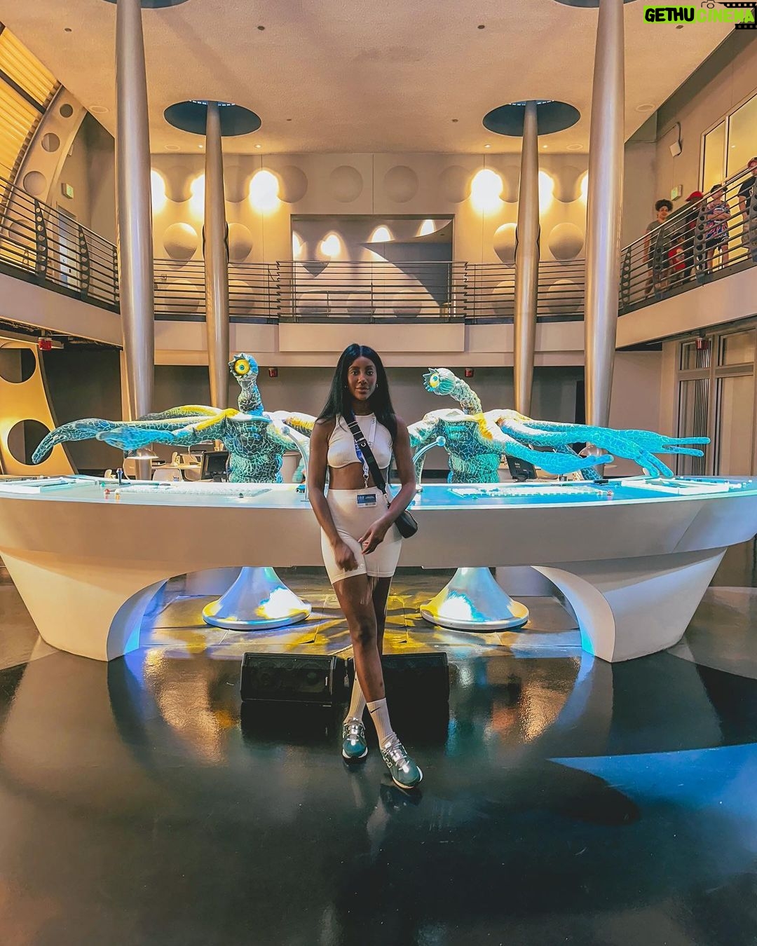 Camilla de Lucas Instagram - Finalmente CHEGUEI!!! 😭💖 Quem acompanhou a tour até Orlando? Mas valeu a pena! Vim a convite da @universaldestinationsbrasil Já cheguei visitando os 2 parques da Universal: o Universal Studios Florida e o Universal Islands of Adventure. A melhor parte é que pegamos o Unlimited Express Pass, um ticket que permite que pule as filas regulares na maior parte das atrações. COMPENSA MUITO PARA ENTRAR RÁPIDO NOS BRINQUEDOS. Óbvio que fiquei encantada com Wizarding World of Harty Potter, vou fazer um reels com dicas exclusivas com as melhores partes. Mas quem vier pra cá não pode deixar de ir na montanha russa do Hulk, Velocicoaster que é a da Jurassic, a da Múmia eu gritei MUITO! O simulador do ET Adventure, todas as atrações dos Minions, simulador dos Simpsons, a Hollywood Rip Ride Rockit eu arreguei! Meus amigos foram e AMARAM! Assim, façam o máximo que puderem! Tem atrações incríveis até pra quem tem medo de montanha russa. 😂😂😂 Universal Orlando Resort
