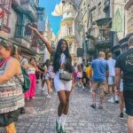 Camilla de Lucas Instagram - Finalmente CHEGUEI!!! 😭💖 Quem acompanhou a tour até Orlando? Mas valeu a pena! Vim a convite da @universaldestinationsbrasil Já cheguei visitando os 2 parques da Universal: o Universal Studios Florida e o Universal Islands of Adventure. A melhor parte é que pegamos o Unlimited Express Pass, um ticket que permite que pule as filas regulares na maior parte das atrações. COMPENSA MUITO PARA ENTRAR RÁPIDO NOS BRINQUEDOS. Óbvio que fiquei encantada com Wizarding World of Harty Potter, vou fazer um reels com dicas exclusivas com as melhores partes. Mas quem vier pra cá não pode deixar de ir na montanha russa do Hulk, Velocicoaster que é a da Jurassic, a da Múmia eu gritei MUITO! O simulador do ET Adventure, todas as atrações dos Minions, simulador dos Simpsons, a Hollywood Rip Ride Rockit eu arreguei! Meus amigos foram e AMARAM! Assim, façam o máximo que puderem! Tem atrações incríveis até pra quem tem medo de montanha russa. 😂😂😂 Universal Orlando Resort