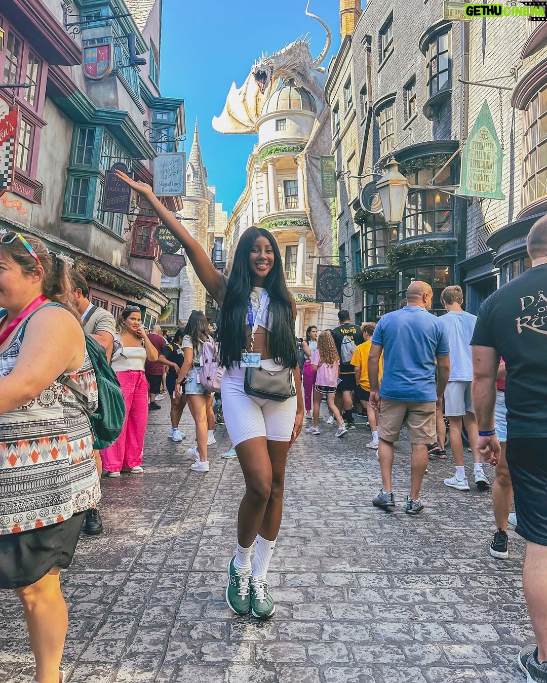 Camilla de Lucas Instagram - Finalmente CHEGUEI!!! 😭💖 Quem acompanhou a tour até Orlando? Mas valeu a pena! Vim a convite da @universaldestinationsbrasil Já cheguei visitando os 2 parques da Universal: o Universal Studios Florida e o Universal Islands of Adventure. A melhor parte é que pegamos o Unlimited Express Pass, um ticket que permite que pule as filas regulares na maior parte das atrações. COMPENSA MUITO PARA ENTRAR RÁPIDO NOS BRINQUEDOS. Óbvio que fiquei encantada com Wizarding World of Harty Potter, vou fazer um reels com dicas exclusivas com as melhores partes. Mas quem vier pra cá não pode deixar de ir na montanha russa do Hulk, Velocicoaster que é a da Jurassic, a da Múmia eu gritei MUITO! O simulador do ET Adventure, todas as atrações dos Minions, simulador dos Simpsons, a Hollywood Rip Ride Rockit eu arreguei! Meus amigos foram e AMARAM! Assim, façam o máximo que puderem! Tem atrações incríveis até pra quem tem medo de montanha russa. 😂😂😂 Universal Orlando Resort