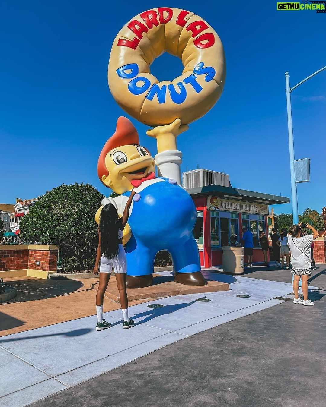 Camilla de Lucas Instagram - Finalmente CHEGUEI!!! 😭💖 Quem acompanhou a tour até Orlando? Mas valeu a pena! Vim a convite da @universaldestinationsbrasil Já cheguei visitando os 2 parques da Universal: o Universal Studios Florida e o Universal Islands of Adventure. A melhor parte é que pegamos o Unlimited Express Pass, um ticket que permite que pule as filas regulares na maior parte das atrações. COMPENSA MUITO PARA ENTRAR RÁPIDO NOS BRINQUEDOS. Óbvio que fiquei encantada com Wizarding World of Harty Potter, vou fazer um reels com dicas exclusivas com as melhores partes. Mas quem vier pra cá não pode deixar de ir na montanha russa do Hulk, Velocicoaster que é a da Jurassic, a da Múmia eu gritei MUITO! O simulador do ET Adventure, todas as atrações dos Minions, simulador dos Simpsons, a Hollywood Rip Ride Rockit eu arreguei! Meus amigos foram e AMARAM! Assim, façam o máximo que puderem! Tem atrações incríveis até pra quem tem medo de montanha russa. 😂😂😂 Universal Orlando Resort