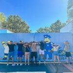 Camilla de Lucas Instagram - Finalmente CHEGUEI!!! 😭💖 Quem acompanhou a tour até Orlando? Mas valeu a pena! Vim a convite da @universaldestinationsbrasil Já cheguei visitando os 2 parques da Universal: o Universal Studios Florida e o Universal Islands of Adventure. A melhor parte é que pegamos o Unlimited Express Pass, um ticket que permite que pule as filas regulares na maior parte das atrações. COMPENSA MUITO PARA ENTRAR RÁPIDO NOS BRINQUEDOS. Óbvio que fiquei encantada com Wizarding World of Harty Potter, vou fazer um reels com dicas exclusivas com as melhores partes. Mas quem vier pra cá não pode deixar de ir na montanha russa do Hulk, Velocicoaster que é a da Jurassic, a da Múmia eu gritei MUITO! O simulador do ET Adventure, todas as atrações dos Minions, simulador dos Simpsons, a Hollywood Rip Ride Rockit eu arreguei! Meus amigos foram e AMARAM! Assim, façam o máximo que puderem! Tem atrações incríveis até pra quem tem medo de montanha russa. 😂😂😂 Universal Orlando Resort