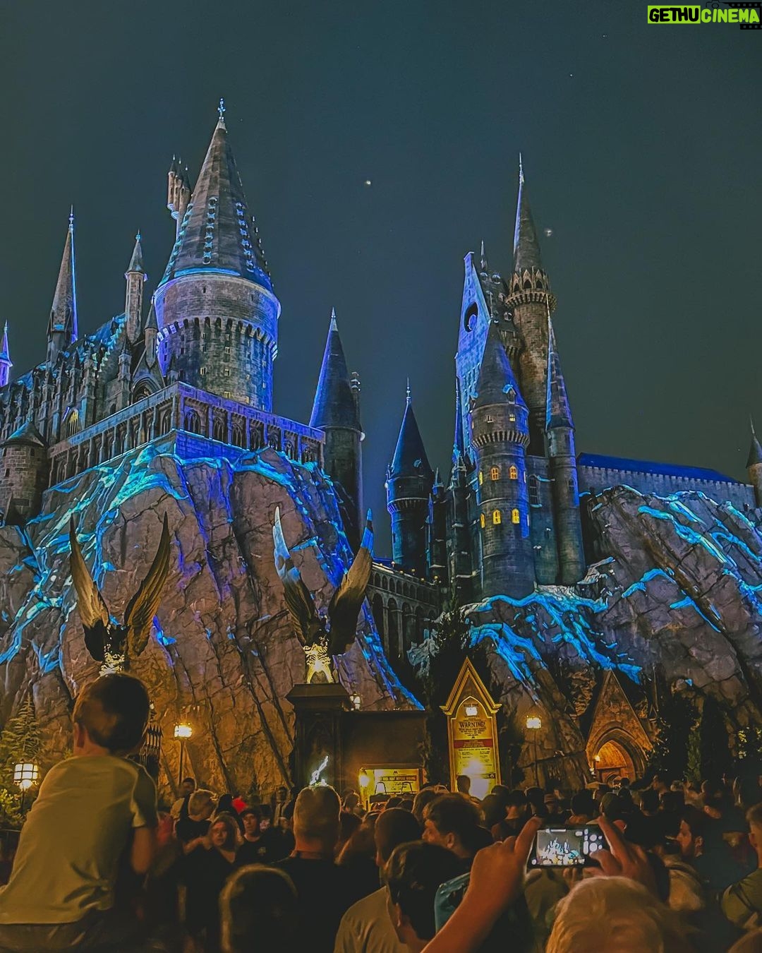 Camilla de Lucas Instagram - Finalmente CHEGUEI!!! 😭💖 Quem acompanhou a tour até Orlando? Mas valeu a pena! Vim a convite da @universaldestinationsbrasil Já cheguei visitando os 2 parques da Universal: o Universal Studios Florida e o Universal Islands of Adventure. A melhor parte é que pegamos o Unlimited Express Pass, um ticket que permite que pule as filas regulares na maior parte das atrações. COMPENSA MUITO PARA ENTRAR RÁPIDO NOS BRINQUEDOS. Óbvio que fiquei encantada com Wizarding World of Harty Potter, vou fazer um reels com dicas exclusivas com as melhores partes. Mas quem vier pra cá não pode deixar de ir na montanha russa do Hulk, Velocicoaster que é a da Jurassic, a da Múmia eu gritei MUITO! O simulador do ET Adventure, todas as atrações dos Minions, simulador dos Simpsons, a Hollywood Rip Ride Rockit eu arreguei! Meus amigos foram e AMARAM! Assim, façam o máximo que puderem! Tem atrações incríveis até pra quem tem medo de montanha russa. 😂😂😂 Universal Orlando Resort