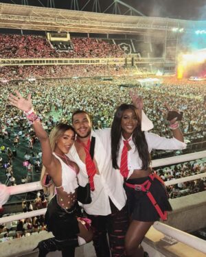 Camilla de Lucas Instagram - Obrigada RBD por fazerem parte da minha infância. Só a #SoyRebeldeTour pra resgatar essa momento das nossas vidas agora com +25 ❤️😭