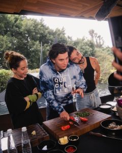 Camilo Instagram - Vayámonos de aquiii porque chilló con @camilo y @evaluna 🔥🦐 #quechille #PLIS