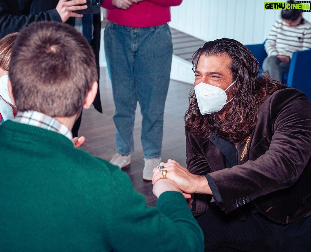 Can Yaman Instagram - Una giornata all’insegna dei sorrisi, donati e ricevuti. Luoghi in cui ci si aspetterebbe che sorridere sia più difficile diventano invece sorgenti di entusiasmo e forza, un vero e proprio nutrimento dell’anima. Questa giornata a noi della CYFC ci ha riempito il cuore e motivato ancora di più. @canyamanforchildren 😇 L’Istituto Serafico di Assisi è davvero un esempio per tutti. @il_serafico 👏🫶 Un sentito grazie va a tutti voi che ci sostenete sempre e ci permettete di fare tutto ciò.