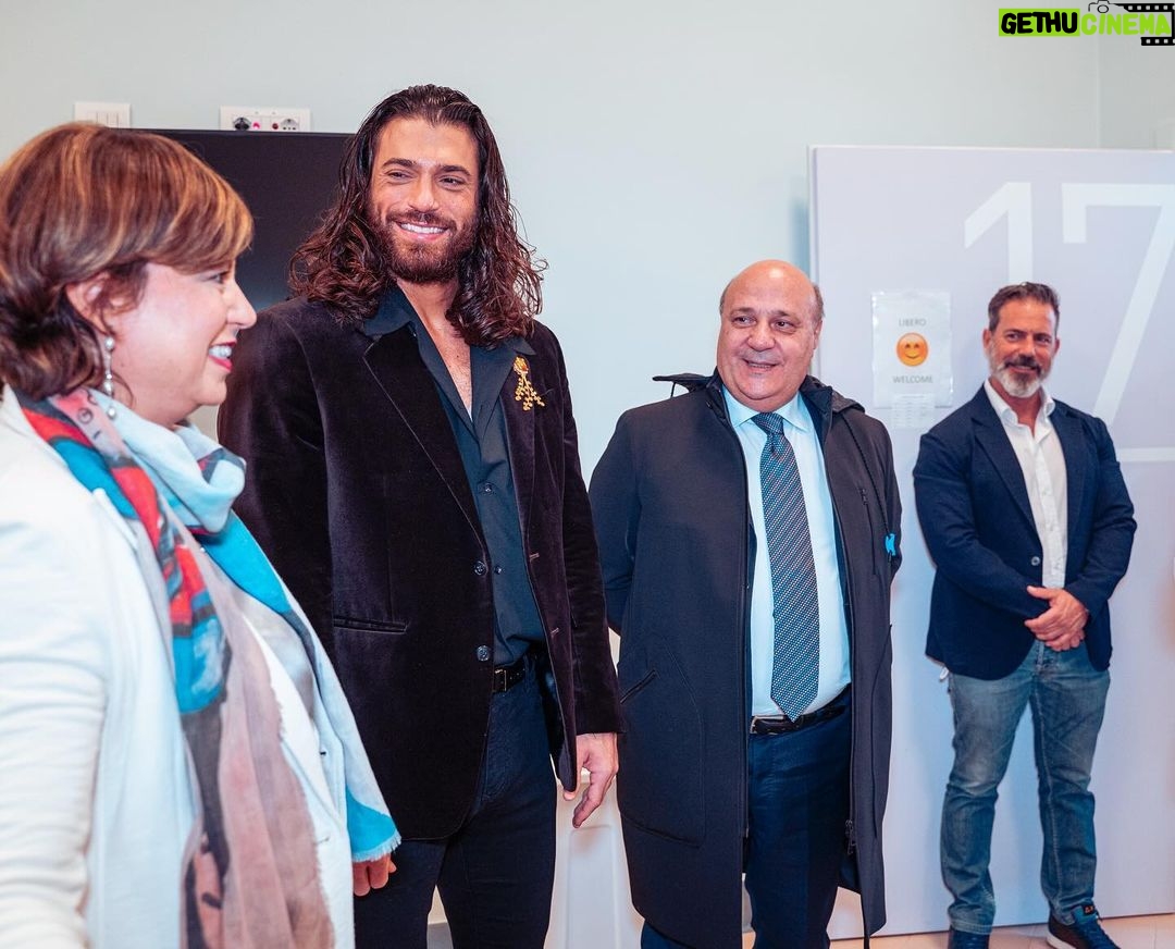 Can Yaman Instagram - Una giornata all’insegna dei sorrisi, donati e ricevuti. Luoghi in cui ci si aspetterebbe che sorridere sia più difficile diventano invece sorgenti di entusiasmo e forza, un vero e proprio nutrimento dell’anima. Questa giornata a noi della CYFC ci ha riempito il cuore e motivato ancora di più. @canyamanforchildren 😇 L’Istituto Serafico di Assisi è davvero un esempio per tutti. @il_serafico 👏🫶 Un sentito grazie va a tutti voi che ci sostenete sempre e ci permettete di fare tutto ciò.