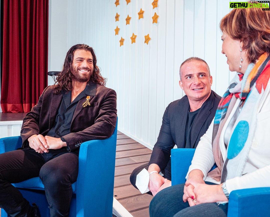 Can Yaman Instagram - Una giornata all’insegna dei sorrisi, donati e ricevuti. Luoghi in cui ci si aspetterebbe che sorridere sia più difficile diventano invece sorgenti di entusiasmo e forza, un vero e proprio nutrimento dell’anima. Questa giornata a noi della CYFC ci ha riempito il cuore e motivato ancora di più. @canyamanforchildren 😇 L’Istituto Serafico di Assisi è davvero un esempio per tutti. @il_serafico 👏🫶 Un sentito grazie va a tutti voi che ci sostenete sempre e ci permettete di fare tutto ciò.