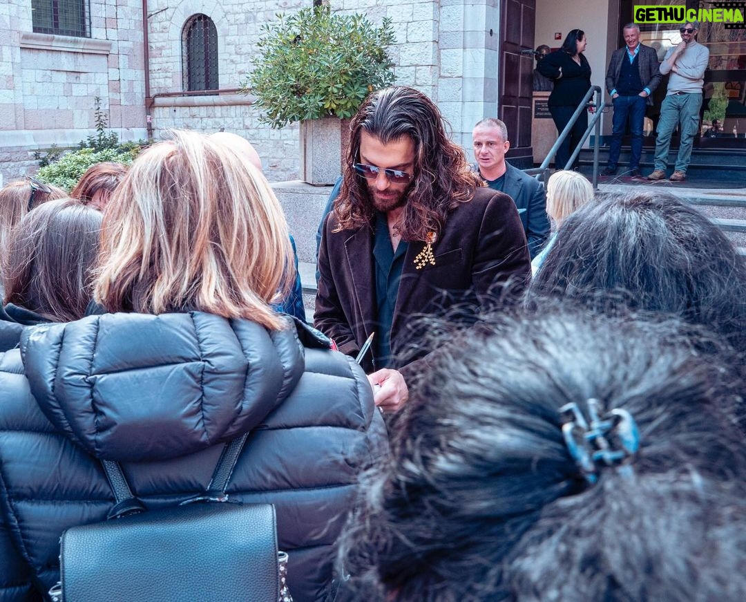 Can Yaman Instagram - Una giornata all’insegna dei sorrisi, donati e ricevuti. Luoghi in cui ci si aspetterebbe che sorridere sia più difficile diventano invece sorgenti di entusiasmo e forza, un vero e proprio nutrimento dell’anima. Questa giornata a noi della CYFC ci ha riempito il cuore e motivato ancora di più. @canyamanforchildren 😇 L’Istituto Serafico di Assisi è davvero un esempio per tutti. @il_serafico 👏🫶 Un sentito grazie va a tutti voi che ci sostenete sempre e ci permettete di fare tutto ciò.