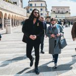 Can Yaman Instagram - Piano piano sto scoprendo l’Italia… Questo weekend ho avuto il piacere di scoprire la bellissima Assisi con una guida turistica d’eccezione: Francesca Di Maolo, Presidente dell’ Istituto Serafico, che mi ha dedicato un po’ del suo prezioso tempo e fatto immergere nella storia e nell’arte di questa bellissima città. Città che ha dato i natali a San Francesco, uno dei santi patroni d’Italia a cui è dedicata un’imponente basilica consacrata nel 1253, i cui meravigliosi affreschi sono stati attribuiti addirittura a Giotto e Cimabue. Ho fatto scorta di amore, dedizione per gli altri, arte e cultura… Anche culinaria! Grazie a tutti! Assisi,Italy