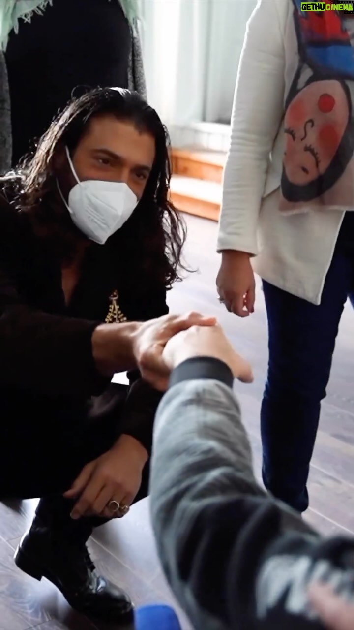 Can Yaman Instagram - #Repost @canyamanforchildren ... Domenica 3 marzo, Can Yaman ha incontrato i ragazzi dell’Istituto Serafico, il centro di eccellenza umbro per la riabilitazione e la cura di bambini e ragazzi con disabilità grave e gravissima, ad Assisi. Ed è proprio agli innovativi ambulatori del Serafico che la CYFC ha donato tre dispositivi medico-sanitari: un pulsiossimetro che permette di misurare frequenza cardiaca e saturazione del sangue in chi soffre di apnee notturne; una bilancia con il misuratore d’altezza, destinata all’ambulatorio di neurologia pediatrica; un nuovo aspiratore per pazienti disfagici, strumento che può salvare la vita a chi ha problemi durante la deglutizione del cibo. “Questa donazione significa molto per noi - ha spiegato Francesca Di Maolo, presidente del Serafico di Assisi - e ci teniamo a ringraziare Can e la “Can Yaman for Children” per l’attenzione al nostro centro e ai nostri ragazzi. Le persone con gravi disabilità non hanno bisogno solo di assistenza, ma anche di ricerca, tecnologia, innovazione e di professionisti scientificamente preparati. Su questa strada abbiamo bisogno di alleanze per veicolare un messaggio di speranza: la disabilità non consegna mai un destino immodificabile. Il tempo che Can Yaman ci ha dedicato e il sostegno della sua associazione raccontano di quanto tutti siamo coinvolti nella promozione della vita”. “Essere qui è per me un’immensa gioia ma anche un piacevole spunto di riflessione” ha dichiarato Can Yaman al termine dell’incontro. “L’Istituto Serafico - ha aggiunto - è un’eccellenza, una realtà dove convivono professionalità, avanguardia e valori morali. Gli ospiti della struttura sono seguiti sotto ogni punto di vista, ma la grande cura che viene riservata all’aspetto etico e al preservare la dignità che ogni persona dovrebbe meritare, a prescindere dalle patologie di cui soffre e dalle differenze sociali, è un inno alla vita e un incredibile insegnamento. Ringrazio tutte le persone che oggi hanno accompagnato la CYFC in questa incredibile esperienza umana”. #canyaman #canyamanforchildren #Istitutoserafico #assisi