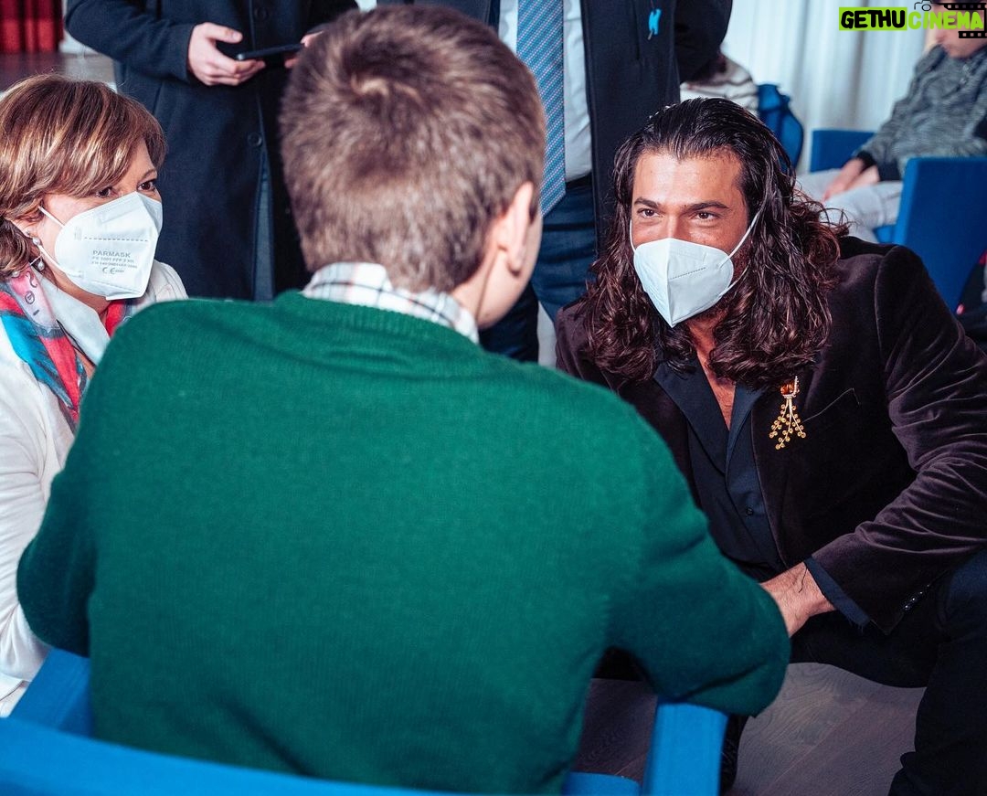Can Yaman Instagram - Una giornata all’insegna dei sorrisi, donati e ricevuti. Luoghi in cui ci si aspetterebbe che sorridere sia più difficile diventano invece sorgenti di entusiasmo e forza, un vero e proprio nutrimento dell’anima. Questa giornata a noi della CYFC ci ha riempito il cuore e motivato ancora di più. @canyamanforchildren 😇 L’Istituto Serafico di Assisi è davvero un esempio per tutti. @il_serafico 👏🫶 Un sentito grazie va a tutti voi che ci sostenete sempre e ci permettete di fare tutto ciò.