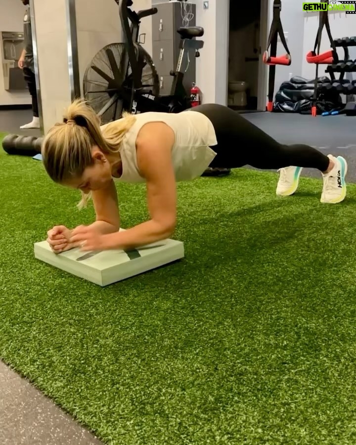 Candace Cameron-Bure Instagram - LOVED reading this article @kirastokesfit did for @womenshealthmag ๐๐ผ๐๐ผ๐ช๐ผโฆbeen working out with Kira for 9 years (and counting) and no one has ever made me feel so STRONG and so good in my own skin like she does. I love you Kira!! โค๏ธ