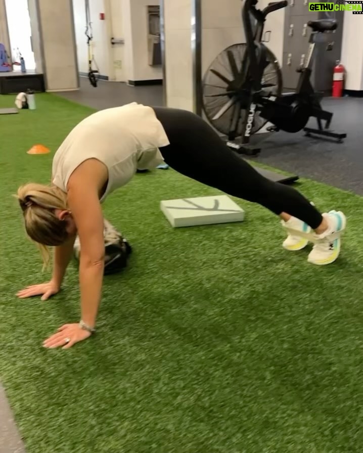 Candace Cameron-Bure Instagram - LOVED reading this article @kirastokesfit did for @womenshealthmag ๐๐ผ๐๐ผ๐ช๐ผโฆbeen working out with Kira for 9 years (and counting) and no one has ever made me feel so STRONG and so good in my own skin like she does. I love you Kira!! โค๏ธ