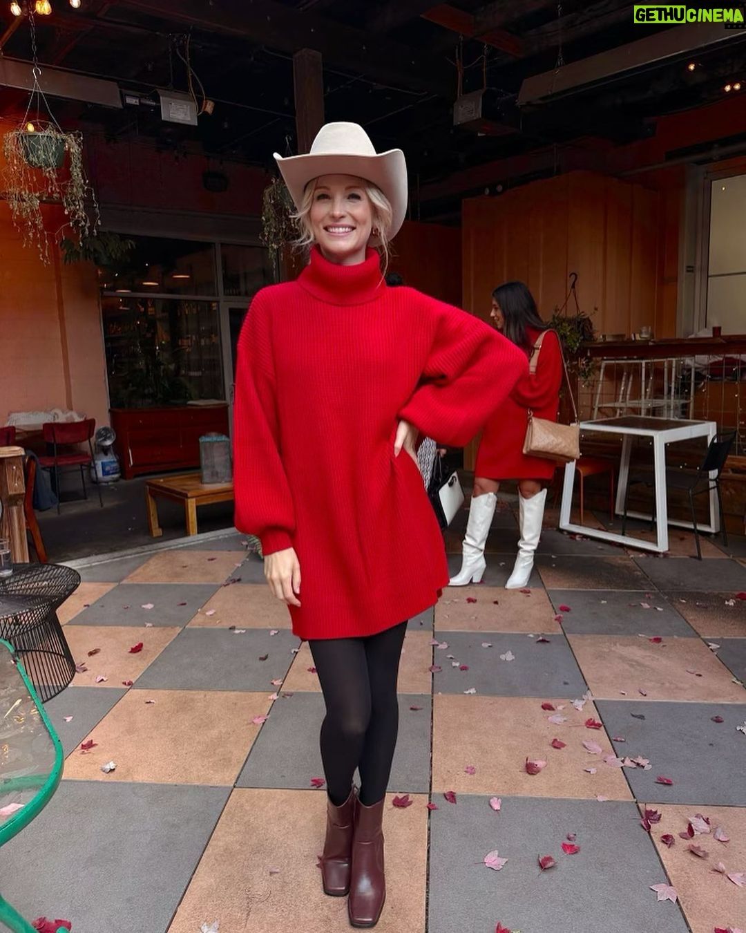 Candice King Instagram - Had the best week kicking off the holidays with my @showmeyourmumu gals @cammymumu ♥️ @colognemumu in Nashville 🤠 I think I’ll be hungover from our night at Santa’s Pub until 2024 but it was allll worth it. 😜🪩❄️🥂