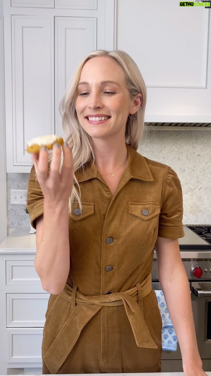 Candice King Instagram - Find someone who looks at you the way I look at a pumpkin spice cakey cookie with maple cream cheese glaze on top 🎃 ✨ Enjoy this little teaser for my next episode of “Did You Bring the Eggs?” On my @youtube page 🍳 Link in bio x Nashville, Tennessee