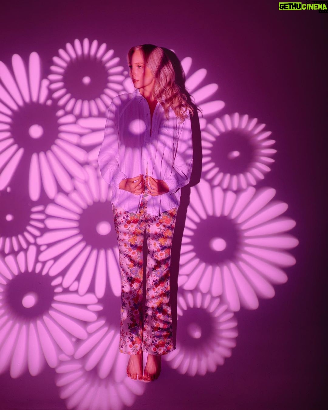 Candice King Instagram - Loved playing with Dream Team @catherinepowell behind the camera 📸 & @christincookzitobeauty on glam 💄 … many more Superblooming photos to come! @asuperbloompod 🌱 #bloombabybloom (also thank you @wrangler for these superblooming jeans)