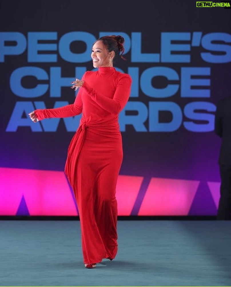 Candice Patton Instagram - Lady in red @ #peopleschoice. Thanks to fans for the nom! 8 years later and we still feel the love! 💃🏽🌹 Los Angeles, California